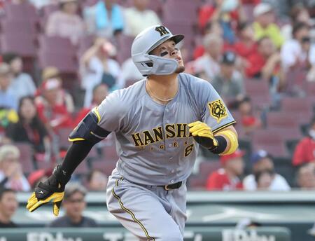 　２回、右越えソロを放つ佐藤輝（撮影・市尻達拡）