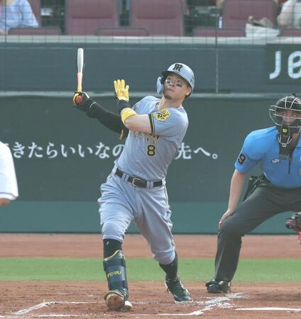 　２回、先制となるソロを放つ佐藤輝（撮影・北村雅宏）