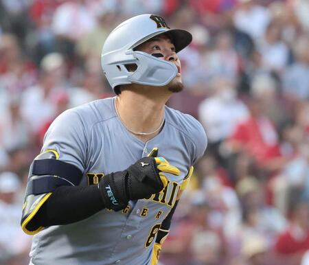 　２回、右越えソロを放つ佐藤輝（撮影・市尻達拡）