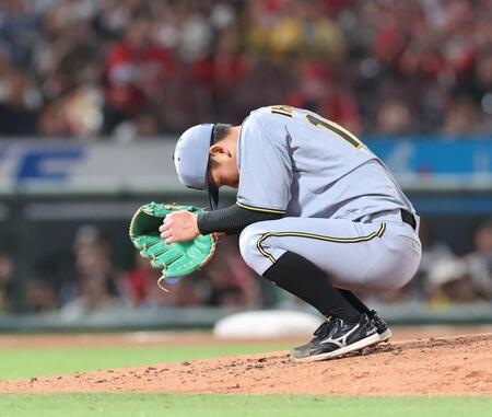 　６回、ファビアンへ四球を与え、マウンドで腰を折る伊原（撮影・市尻達拡）