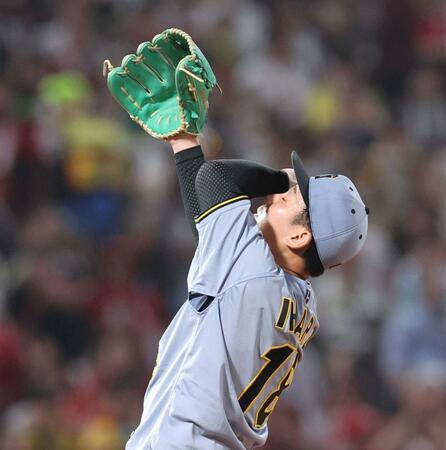 　６回、小園に四球を与え、天を仰ぐ伊原（撮影・市尻達拡）