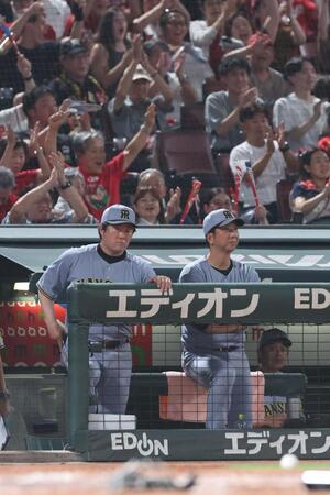 　６回、秋山の２点タイムリーで失点しても表情を崩さない藤川監督（撮影・市尻達拡）