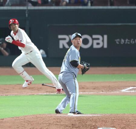 　６回、秋山（左）に勝ち越し適時打を許す桐敷（撮影・北村雅宏）