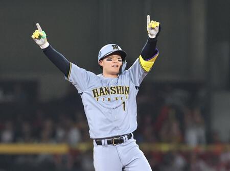 　７回、右中間への２点タイムリー二塁打を放ち、両手を広げる森下（撮影・市尻達拡）