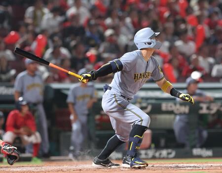 　７回、左中間へのエンタイトルタイムリー二塁打を放つ佐藤輝（撮影・市尻達拡）