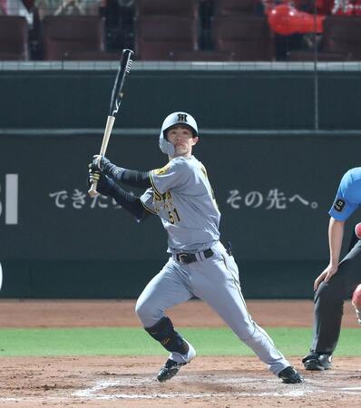 　７回、同点となる適時二塁打を放つ中野（撮影・北村雅宏）