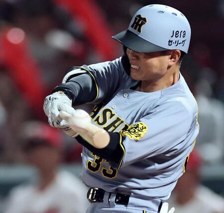 　７回、犠飛を放つ糸原（撮影・田中太一）