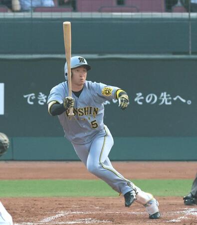 　３回、左前打を放つ近本（撮影・北村雅宏）