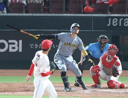 　７回、適時二塁打を放つ佐藤輝（撮影・北村雅宏）