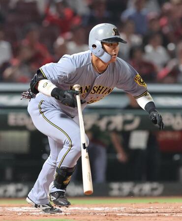 　７回、一塁内野安打を放つ前川（撮影・市尻達拡）