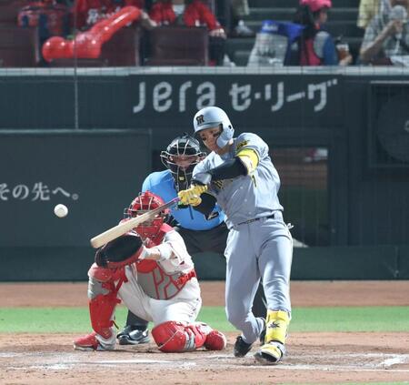 　７回、勝ち越しとなる２点適時二塁打を放つ森下（撮影・北村雅宏）