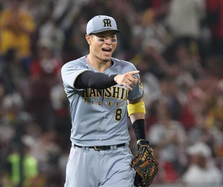 　広島に３連勝し、喜びを爆発させる佐藤輝（撮影・市尻達拡）