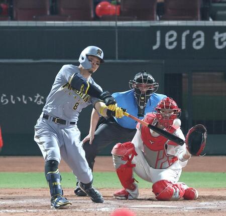 　７回、適時二塁打を放つ佐藤輝（撮影・北村雅宏）