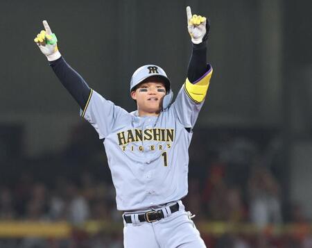 　７回、右中間への２点タイムリー二塁打を放ち、両手を広げる森下（撮影・市尻達拡）