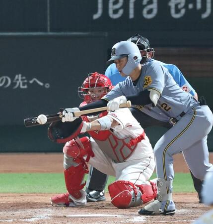 　７回、犠打を決める坂本（撮影・北村雅宏）