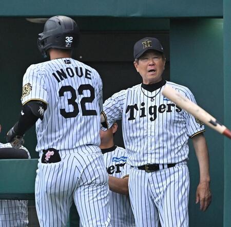 　２回、同点ソロを放った井上（左）を迎える平田２軍監督（撮影・西田忠信）