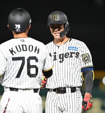 　６回、右前打を放った佐野（撮影・西田忠信）