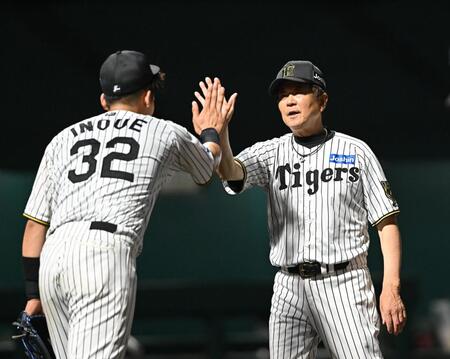　勝利に貢献した井上（左）とタッチを交わす平田２軍監督（撮影・西田忠信）