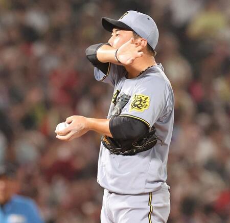 　６回、汗をぬぐう桐敷（撮影・市尻達拡）