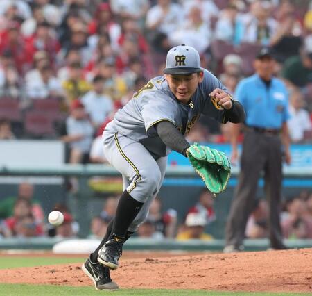 　３回、大盛の打球にグラブを出す伊原（撮影・市尻達拡）