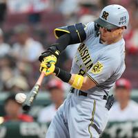 　２回、先制ソロを放つ佐藤輝（撮影・田中太一）