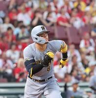 　２回、右越えソロを放つ佐藤輝（撮影・市尻達拡）