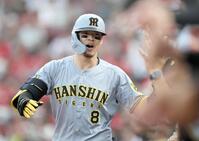 　２回、ソロを放った佐藤輝はナインに迎えられる（撮影・田中太一）