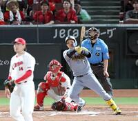 　７回、適時三塁打を放つ森下（撮影・北村雅宏）