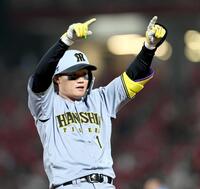 　７回、適時三塁打を　放ち、塁上でポーズを決める森下（撮影・田中太一）