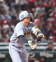 　７回、右中間へのタイムリー三塁打を放つ森下（撮影・市尻達拡）