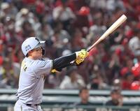 　７回、右中間へのタイムリー三塁打を放つ森下（撮影・市尻達拡）