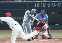 　５回、右前打を放つ近本（撮影・北村雅宏）