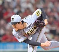 　６回、力強い投球でピンチをしのぐ湯浅（撮影・市尻達拡）