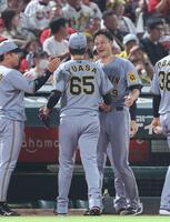 　６回、ピンチをしのいだ湯浅を、笑顔で出迎える大竹＝９日