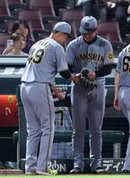 　勝利後、岩崎と握手をする大竹＝９日