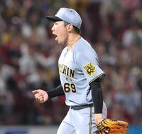 　８回、ピンチでファビアンを空振り三振に斬り、拳を握る石井（撮影・市尻達拡）