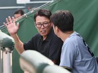 　藤川監督と話をする侍ジャパン・井端監督（撮影・田中太一）