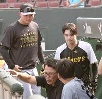 　藤川監督と話し込む侍ジャパン・井端監督（手前）のもとへあいさつに訪れた森下と中野（撮影・田中太一）