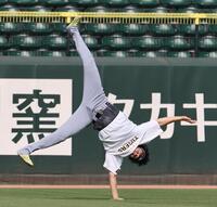 　ウオーミングアップする湯浅（撮影・田中太一）