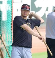 　入念にトレーニングする佐藤輝（撮影・北村雅宏）