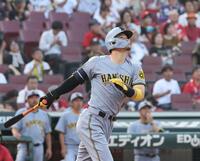 　２回、右越えソロを放つ佐藤輝（撮影・市尻達拡）