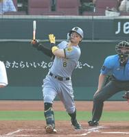 　２回、先制となるソロを放つ佐藤輝（撮影・北村雅宏）