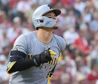 　２回、右越えソロを放つ佐藤輝（撮影・市尻達拡）