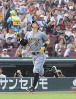 　２回、右越えソロを放ち、生還する佐藤輝（撮影・市尻達拡）