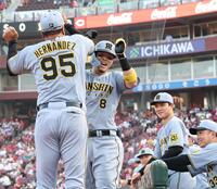 　１回、ソロを放った佐藤輝はヘルナンデスと喜び合う（撮影・田中太一）