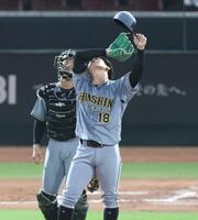 　６回、ファビアンに四球を与えた伊原（右）＝撮影・北村雅宏