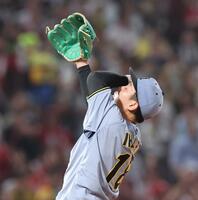 　６回、小園に四球を与え、天を仰ぐ伊原（撮影・市尻達拡）