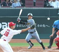 　５回、中前打を放つ伊原（撮影・北村雅宏）