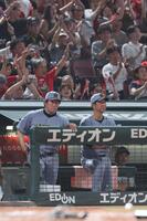 　６回、秋山の２点タイムリーで失点しても表情を崩さない藤川監督（撮影・市尻達拡）