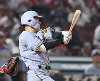 　７回、中犠飛を放つ糸原（撮影・市尻達拡）